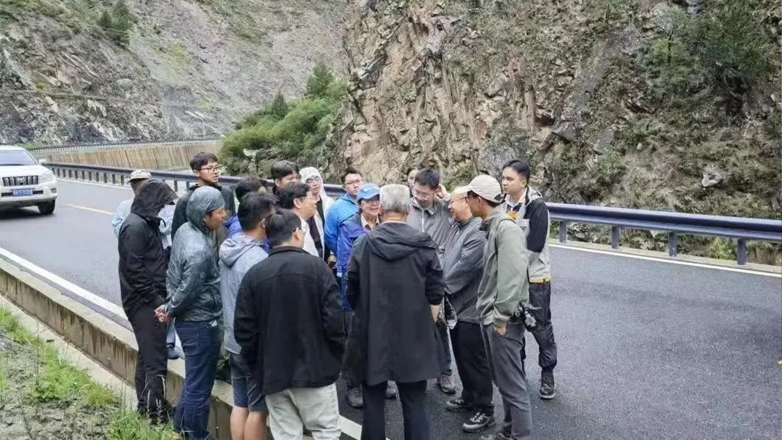 许志琴院士一行赴四姑娘山地质公园调研指导